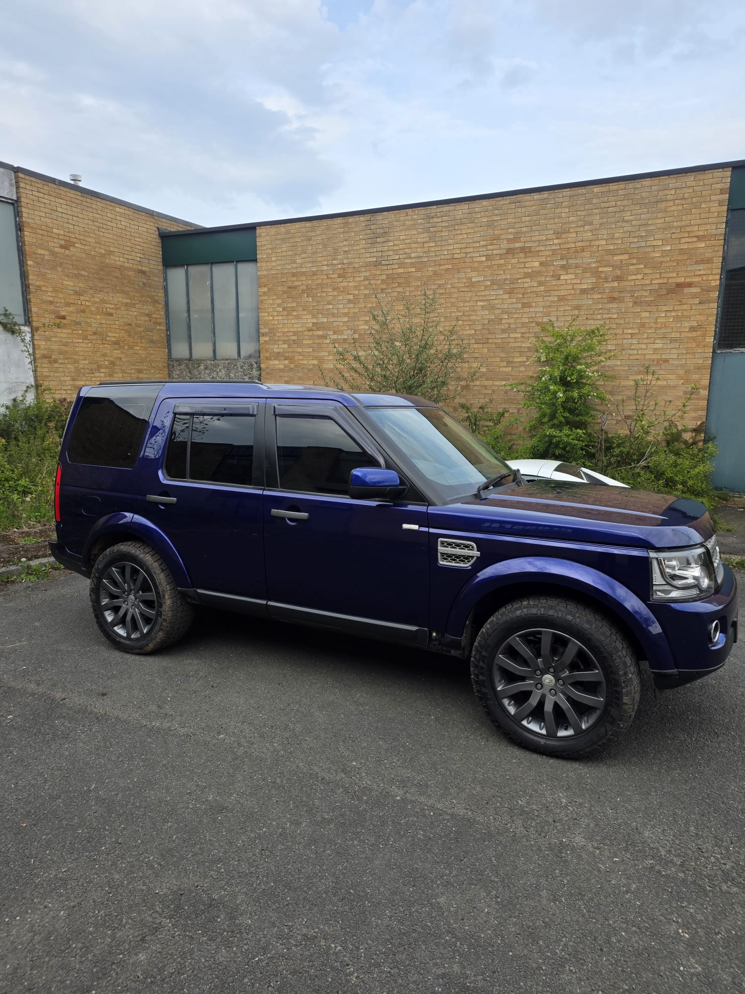 Win a Discovery 4 3.6 TDV8 in Stunning Bali Blue - Image 4