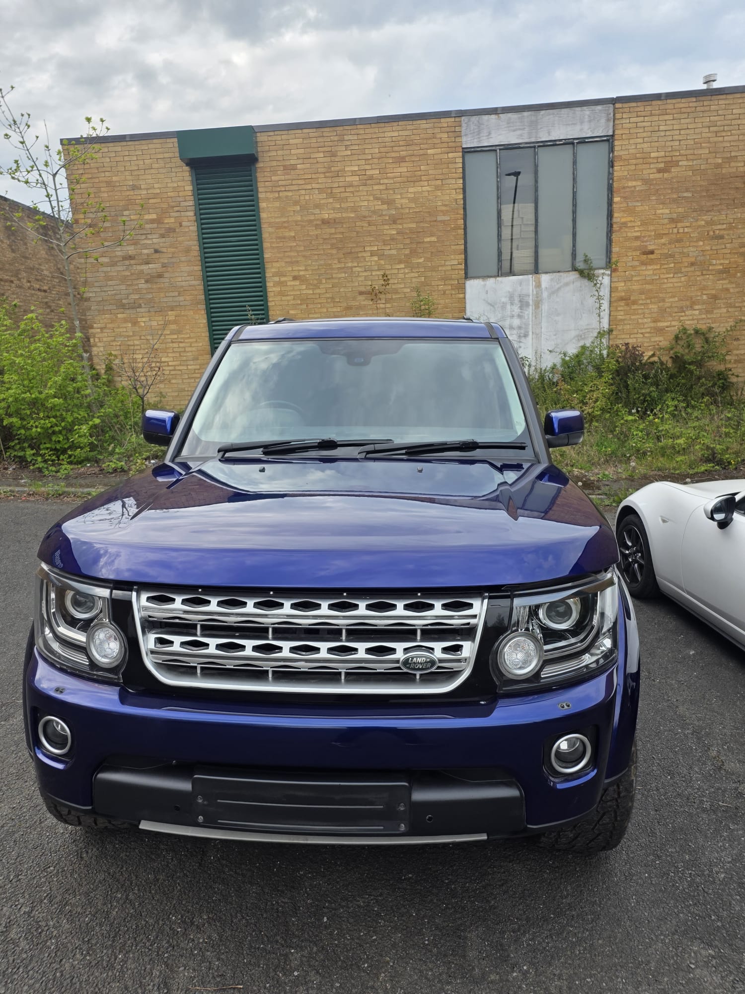 Win a Discovery 4 3.6 TDV8 in Stunning Bali Blue - Image 5