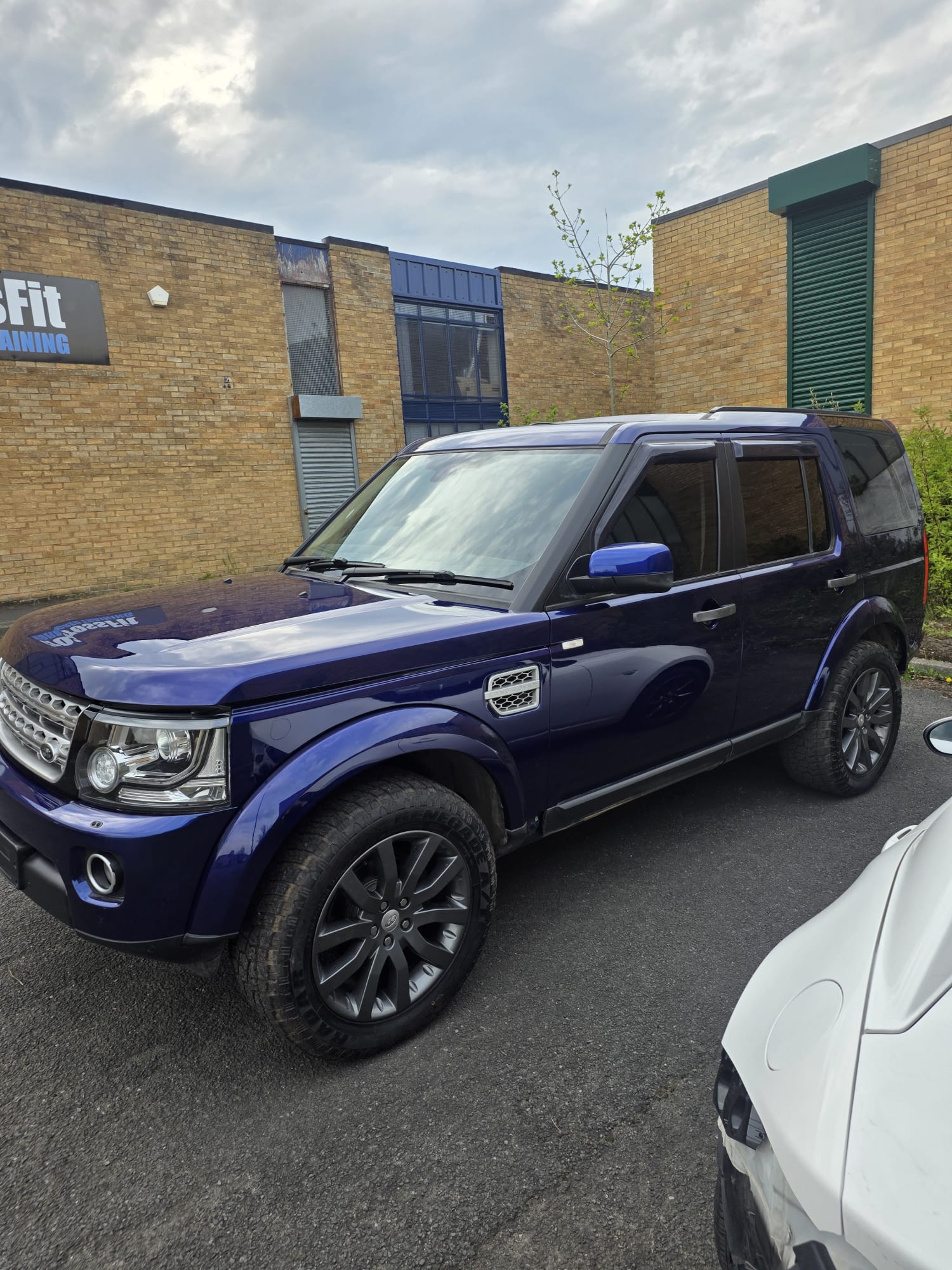 Win a Discovery 4 3.6 TDV8 in Stunning Bali Blue - Image 2