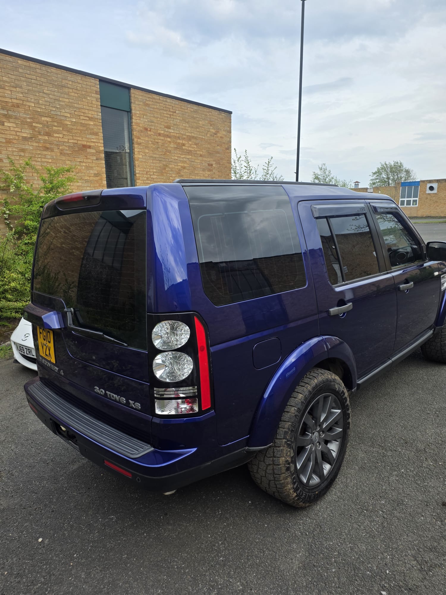 Win a Discovery 4 3.6 TDV8 in Stunning Bali Blue - Image 6